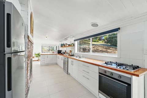 Comfort House, Bay View | Private kitchen | Full-size fridge, microwave, oven, stovetop