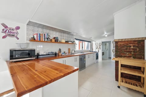 Comfort House, Bay View | Private kitchen | Full-size fridge, microwave, oven, stovetop