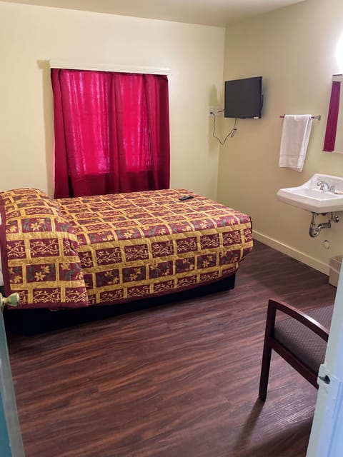 Economy Room with Shared Rest Room | Bed sheets