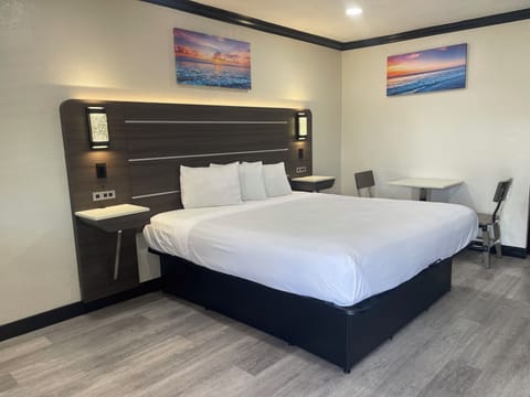 Desk, laptop workspace, iron/ironing board, free WiFi