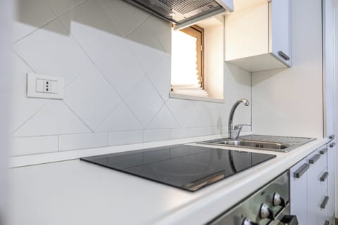 Apartment, 2 Bedrooms, Balcony | Private kitchen | Fridge, oven, stovetop, cookware/dishes/utensils