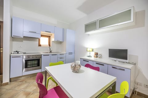 Apartment, 2 Bedrooms, Balcony | Private kitchen | Fridge, oven, stovetop, cookware/dishes/utensils