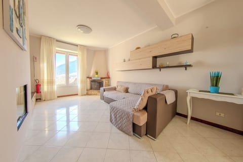 House, 4 Bedrooms, Terrace, Mountain View | Living area | Flat-screen TV