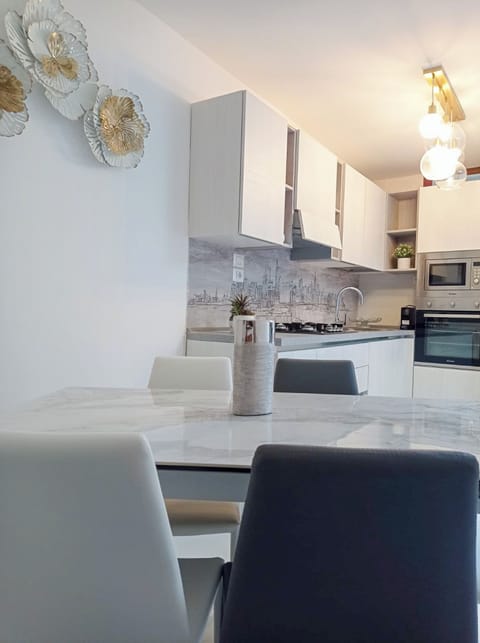 House, 2 Bedrooms, Patio | Private kitchen | Fridge, microwave, oven, stovetop