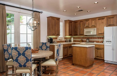 Suite, 1 King Bed with Sofa bed, Kitchen | Minibar