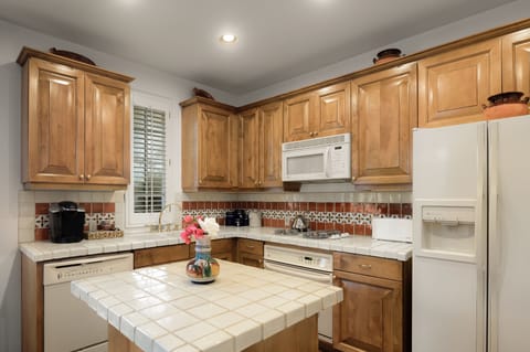 Suite, 1 King Bed with Sofa bed, Kitchen | Private kitchen | Coffee/tea maker