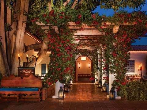 5 bars/lounges, poolside bar