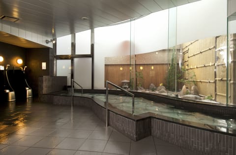 Indoor spa tub