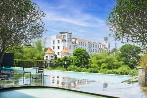 2 outdoor pools