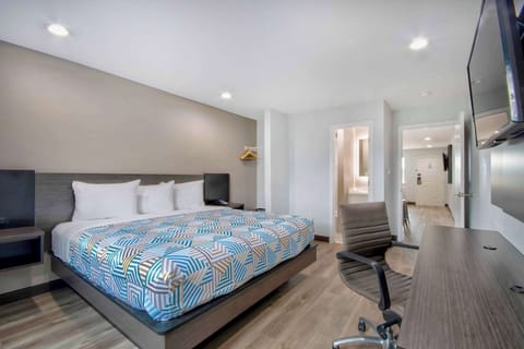 Deluxe Suite, 1 King Bed, Smoking, Kitchenette | Desk, WiFi (free), bed sheets