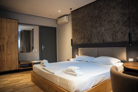 Suite with Hot Tub | Soundproofing, free WiFi, bed sheets