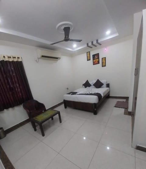 Classic Apartment | 10 bedrooms, desk, laptop workspace, free WiFi