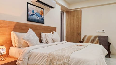 Premium Room, 1 King Bed, City View | Select Comfort beds, desk, laptop workspace, free WiFi