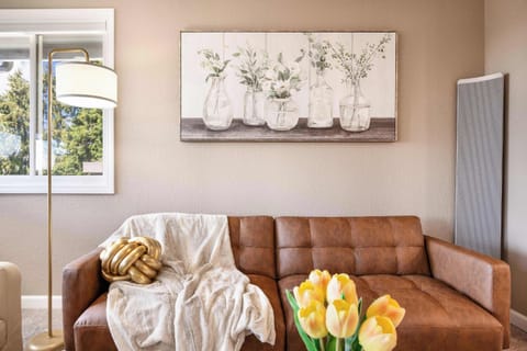 Welcome to our cozy 2B/2B condo in Kirkland!