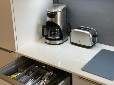 Luxury Apartment, Balcony | Private kitchen | Electric kettle, toaster