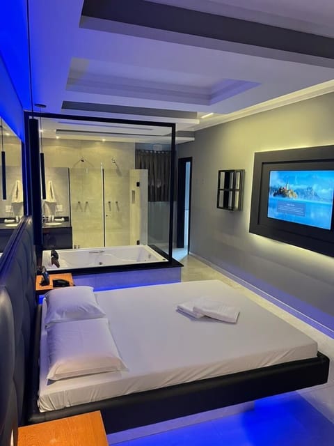 Deluxe Double Room, 1 Queen Bed, Jetted Tub (Hidro Premium) | Egyptian cotton sheets, premium bedding, laptop workspace, free WiFi