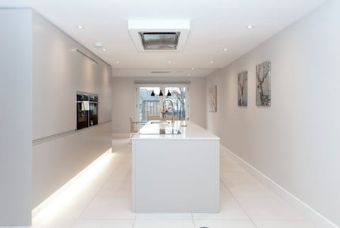 Deluxe House | Private kitchen | Full-size fridge, microwave, oven, stovetop