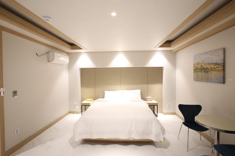 Superior Double Room, City View | Egyptian cotton sheets, premium bedding, memory foam beds