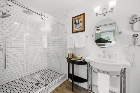 Luxury Room, 1 King Bed, Non Smoking, Private Bathroom (Viognier) | Bathroom | Shower, rainfall showerhead, free toiletries, hair dryer