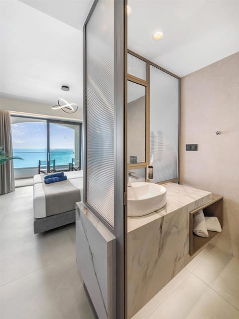 Superior High Floor Double or Twin, Sea View | Bathroom | Free toiletries, hair dryer, towels