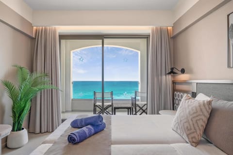 Superior High Floor Double or Twin, Sea View | In-room safe, desk, soundproofing, free WiFi