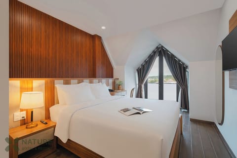 Deluxe Double or Twin Room | In-room safe, desk, laptop workspace, blackout drapes