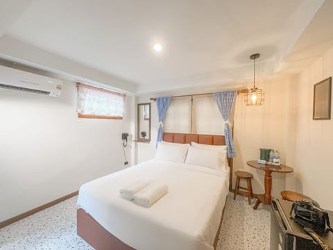 Standard Studio, Balcony, City View | Desk, soundproofing, free WiFi
