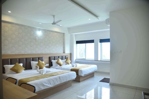 Family Room | Desk, free WiFi