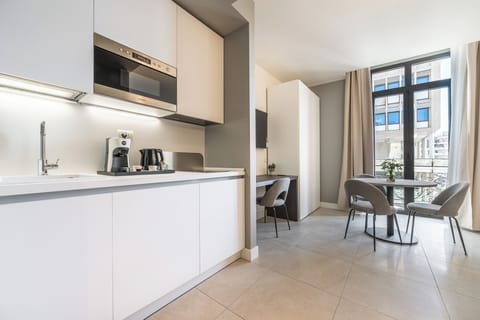 Deluxe Triple Room | Private kitchen | Fridge, microwave, stovetop, espresso maker