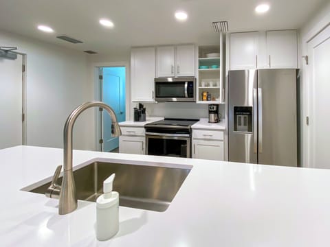 Deluxe Suite, Kitchen | Private kitchen | Highchair