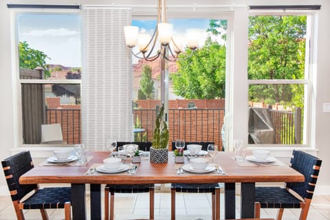 Family House, Mountain View | In-room dining