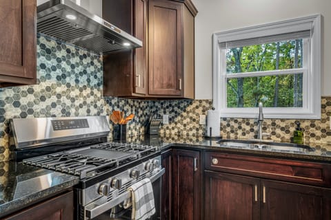 Spacious kitchen with modern amenities :)