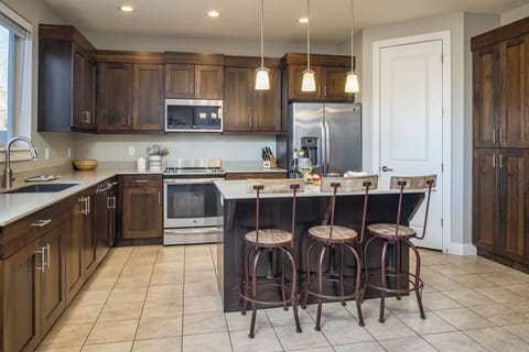 Family House, Mountain View | Private kitchen | Full-size fridge, microwave, oven, stovetop