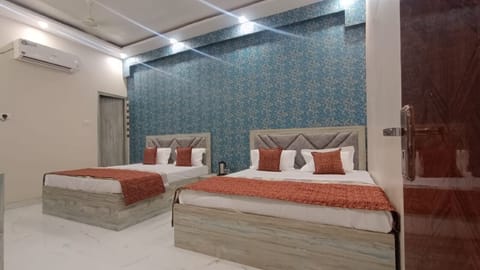 Family Room | Iron/ironing board, free WiFi, bed sheets