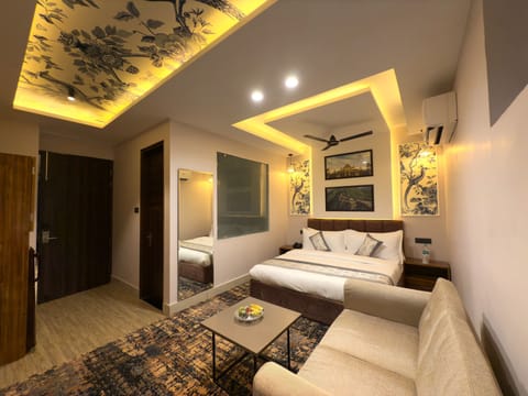 RAZIDO SUITES | Minibar, desk, blackout drapes, soundproofing