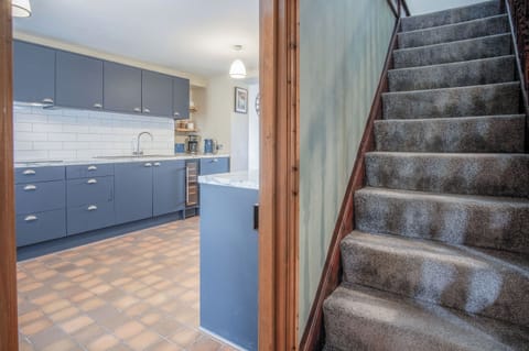 Full-size fridge, microwave, oven, stovetop