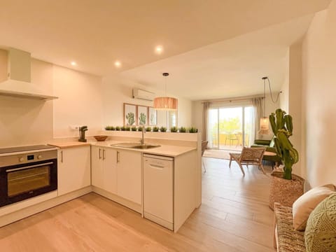 Apartment | Private kitchen | Fridge, microwave, oven, stovetop