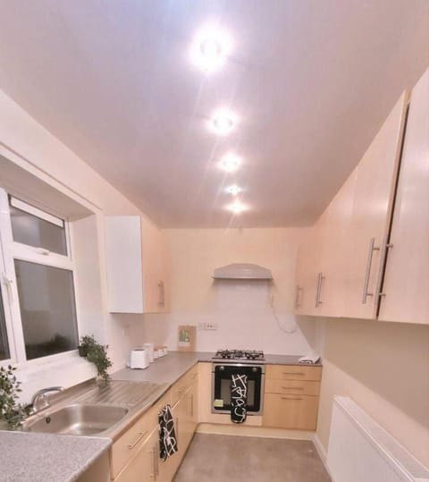 House | Private kitchen | Fridge, microwave, oven, stovetop