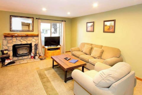 Living room w/ DVD/Blue Ray player, TV, sofa sleeper