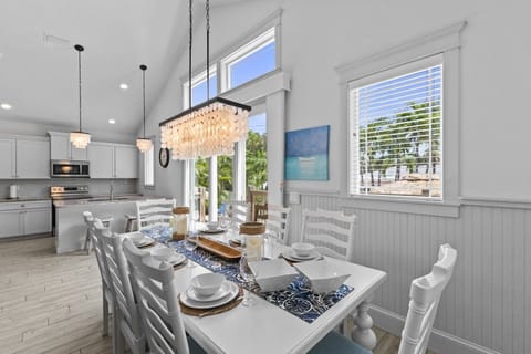 House, 5 Bedrooms | Dining