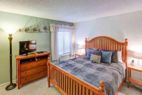 Bedroom: Queen bed