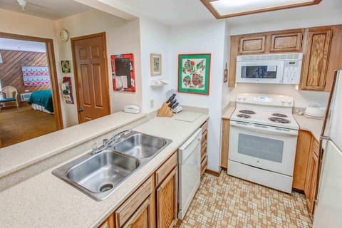 Full kitchen w/ drip coffee pot, toaster, blender and more