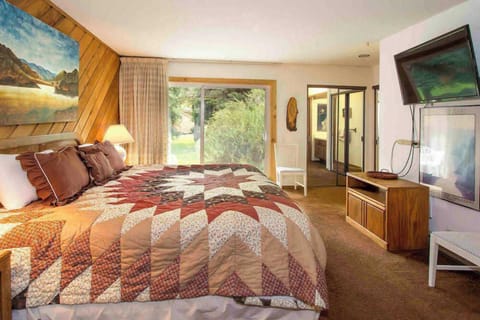 Master Bedroom: King Bed