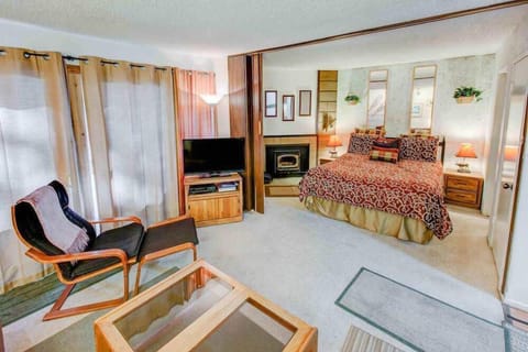 Studio bedroom: Queen bed