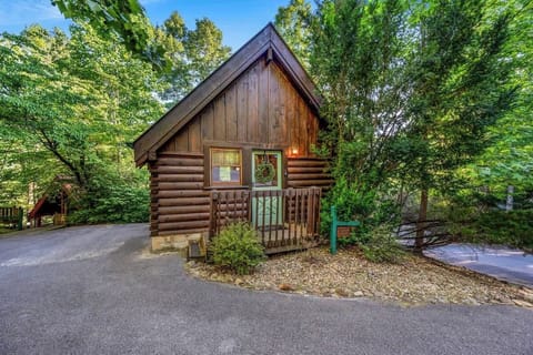 Welcome to Hoot Owl Retreat! A warm and comfortable studio cabin near downtown Gatlinburg and Great Smoky Mountains National Park.
