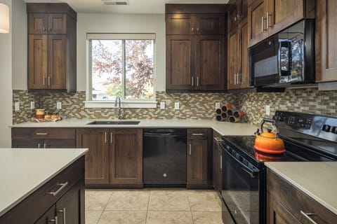 Family House, Mountain View | Private kitchen | Full-size fridge, microwave, oven, stovetop