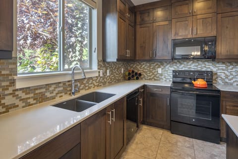 Family House, Mountain View | Private kitchen | Full-size fridge, microwave, oven, stovetop