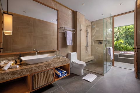 Anumana De Suite-Suite Room with Jacuzzi | Bathroom | Free toiletries, hair dryer, bathrobes, slippers