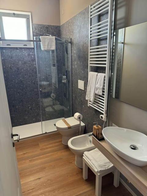 Deluxe Room, Courtyard View | Bathroom | Shower, hair dryer, towels, soap