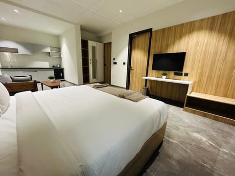 Executive Suite | Desk, free WiFi